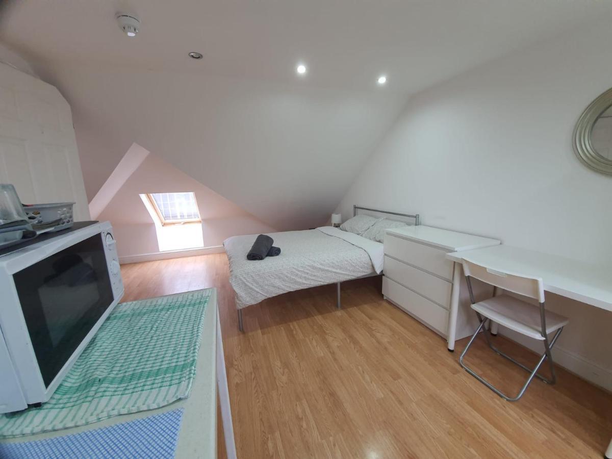 Eastwood Rooms Goodmayes Bagian luar foto
