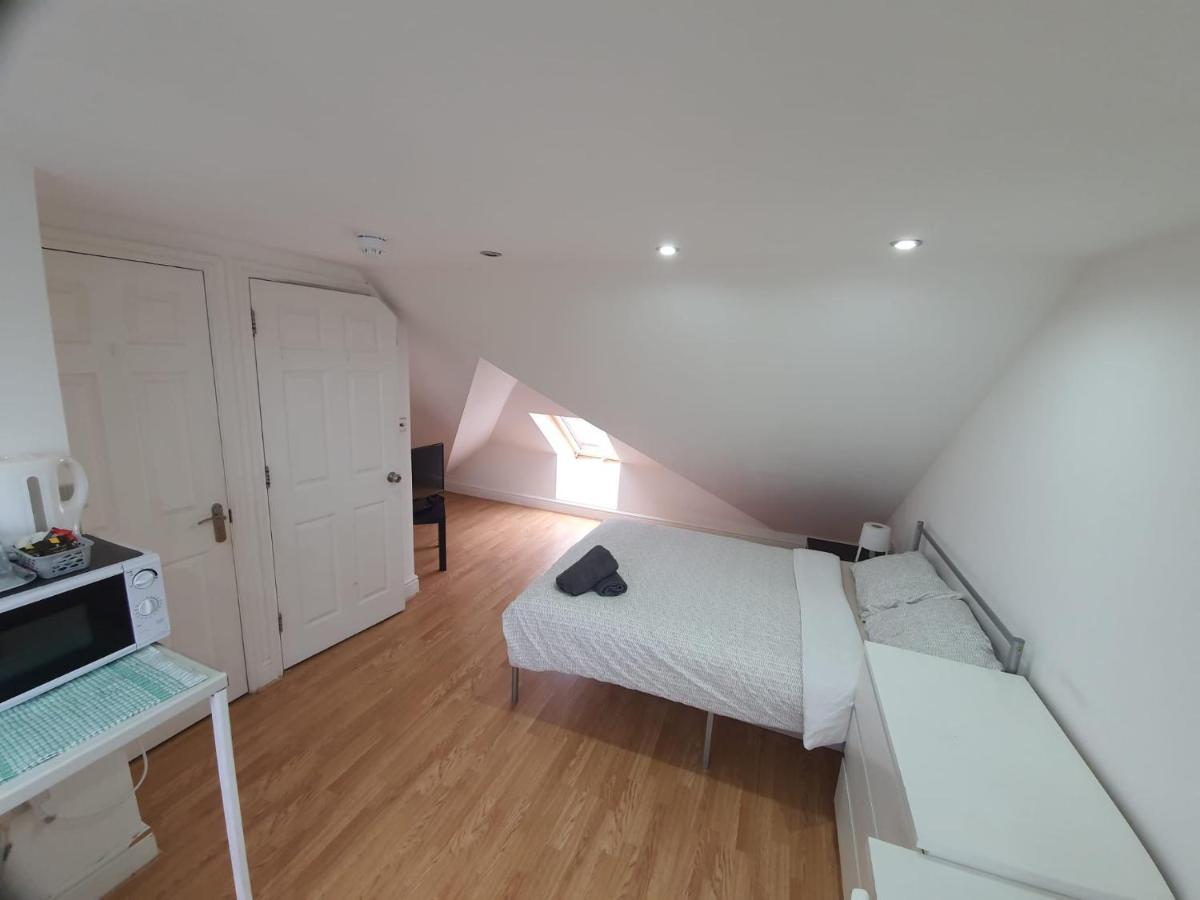 Eastwood Rooms Goodmayes Bagian luar foto