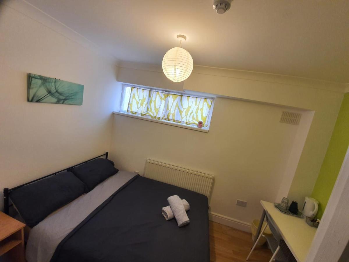 Eastwood Rooms Goodmayes Bagian luar foto