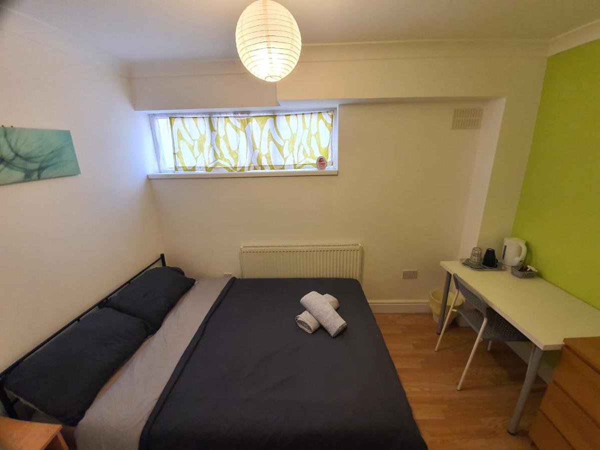 Eastwood Rooms Goodmayes Bagian luar foto