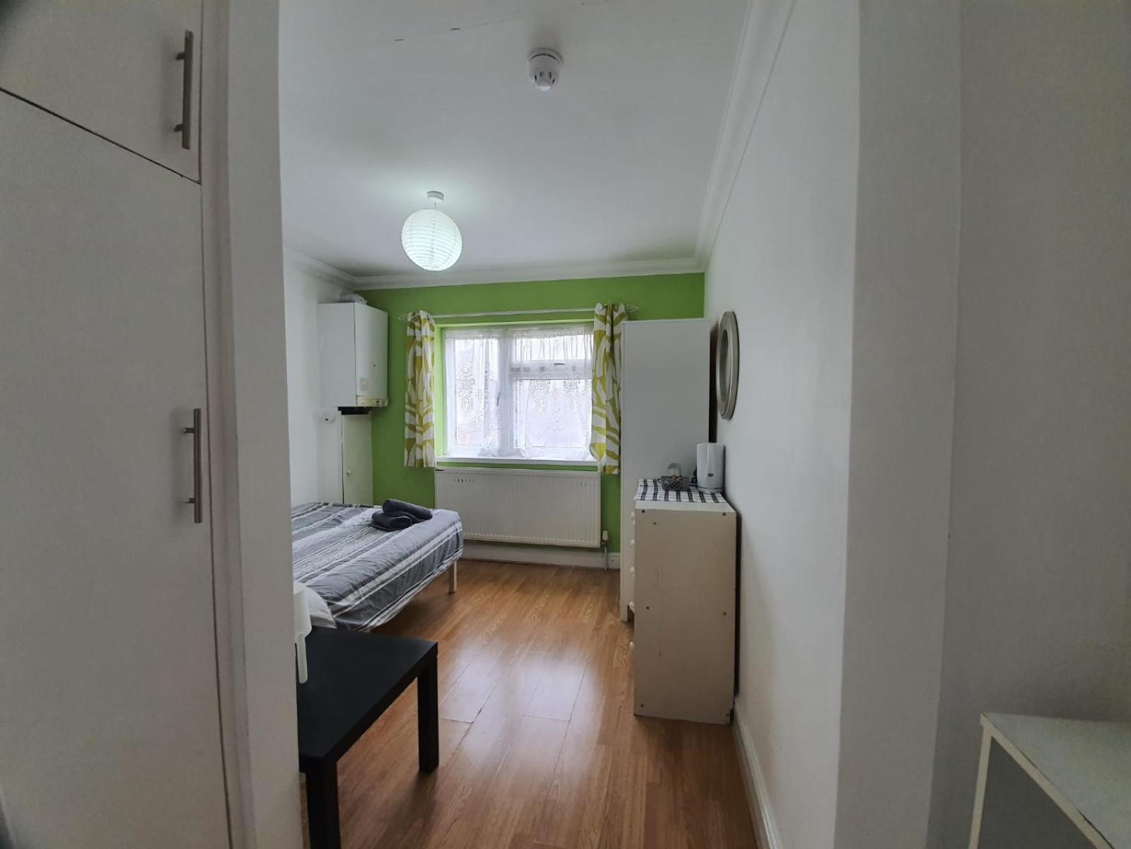 Eastwood Rooms Goodmayes Bagian luar foto