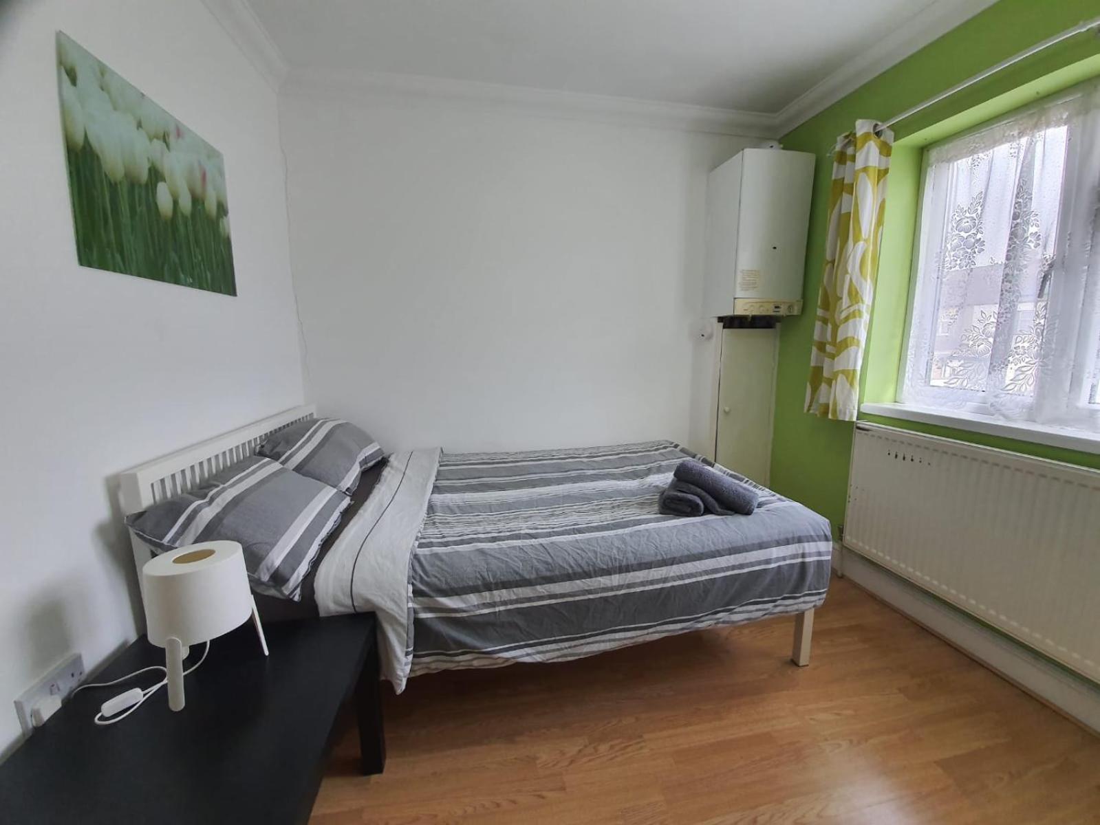 Eastwood Rooms Goodmayes Bagian luar foto