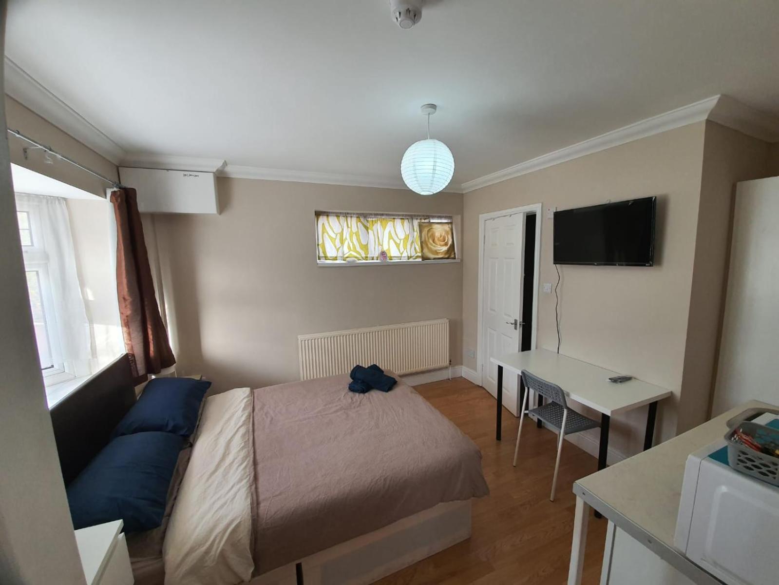 Eastwood Rooms Goodmayes Bagian luar foto